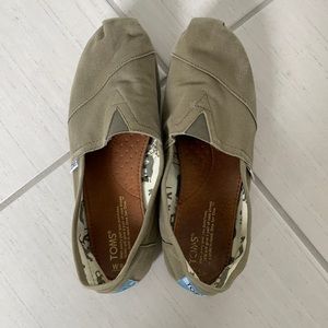 Women’s Classic Canvas TOMS Size 9.5